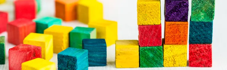 händer som håller små plantor